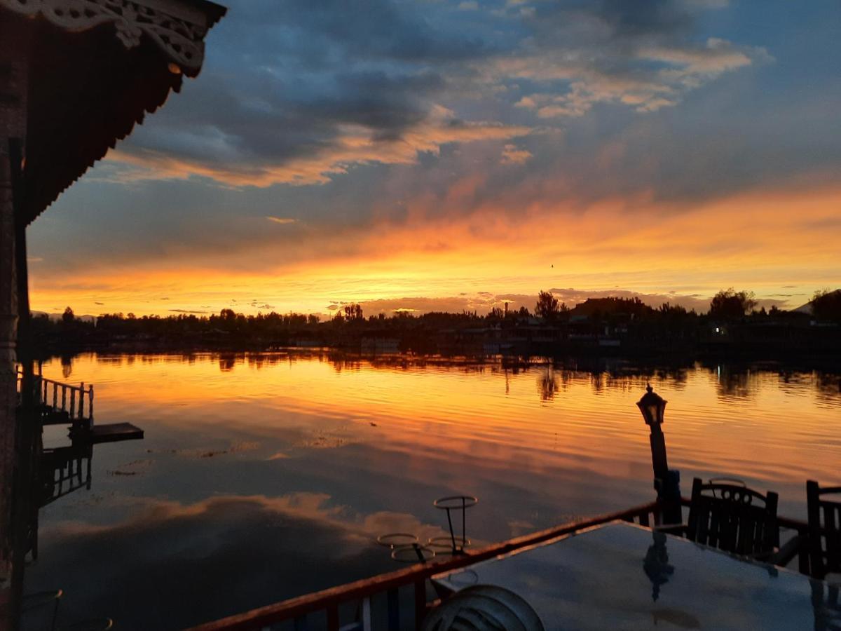 Chicago Group Of Houseboats Hotel Srinagar  Exterior photo