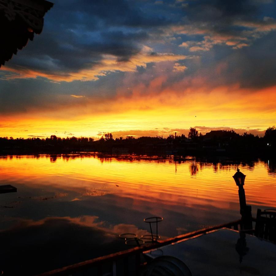 Chicago Group Of Houseboats Hotel Srinagar  Exterior photo