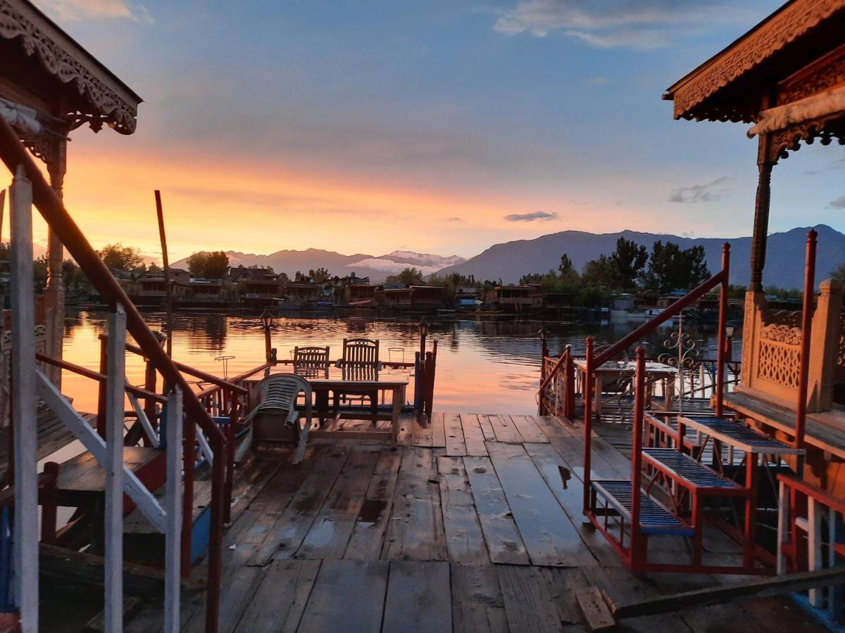 Chicago Group Of Houseboats Hotel Srinagar  Exterior photo