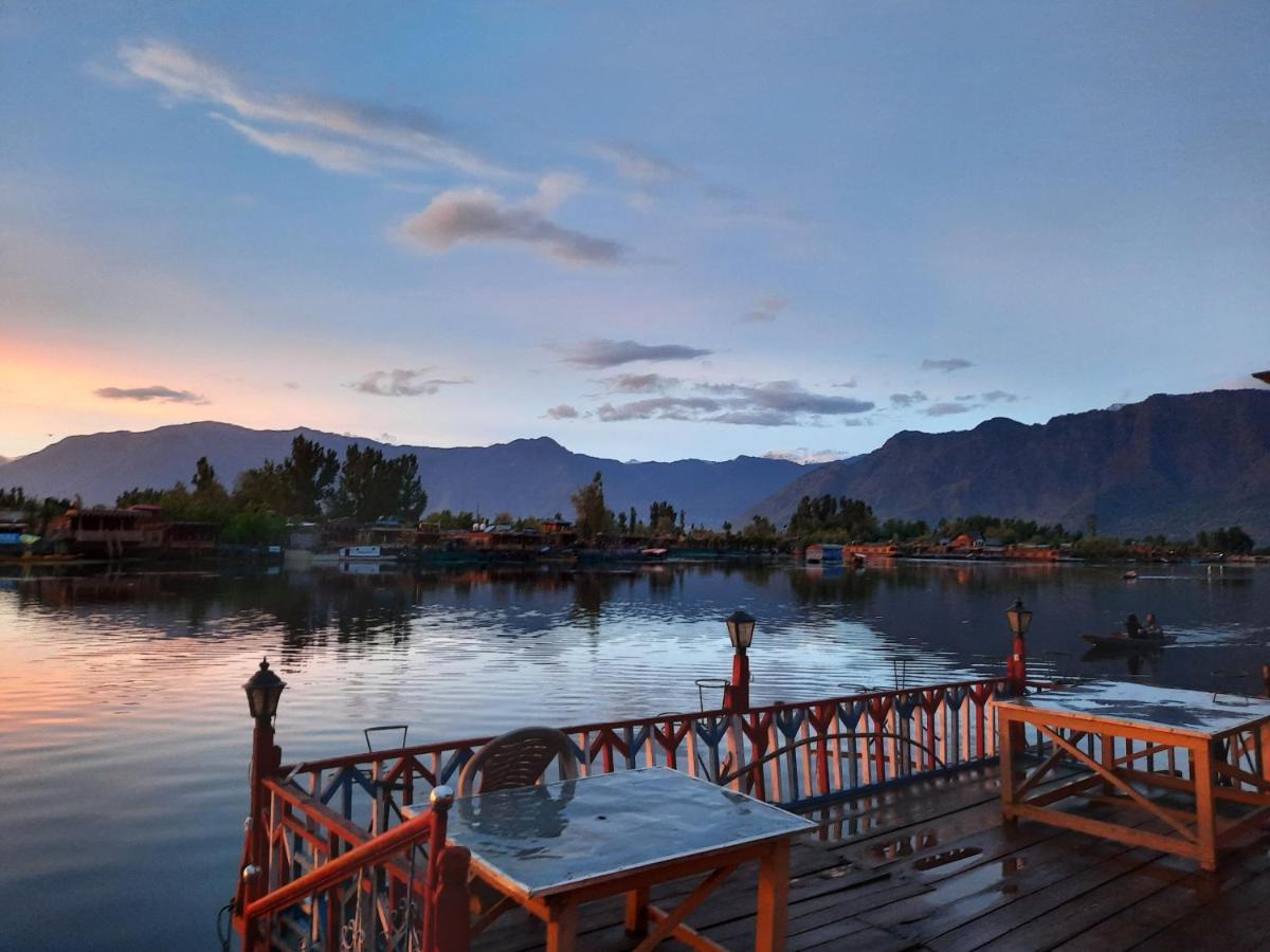 Chicago Group Of Houseboats Hotel Srinagar  Exterior photo